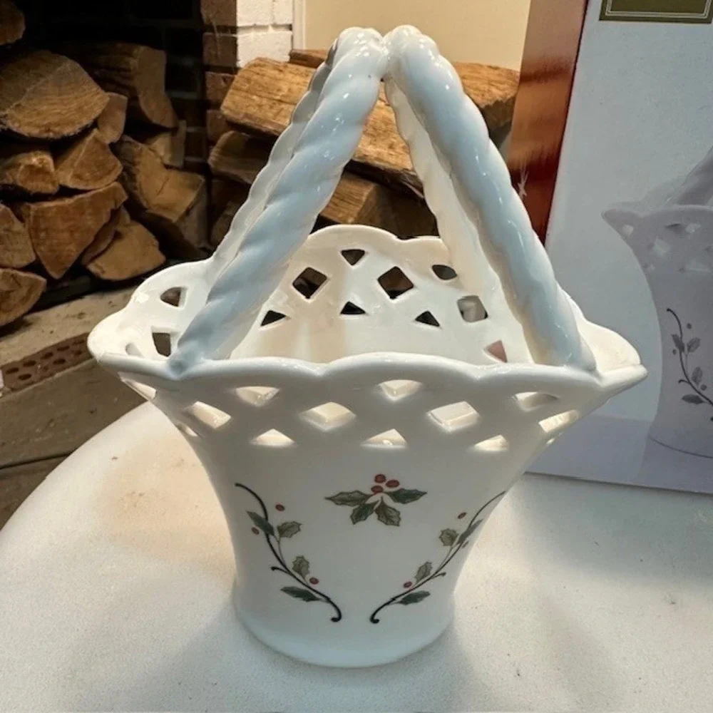 Mikasa‎ Holiday Lace Basket RL040-755 White Ceramic Holly 7.5